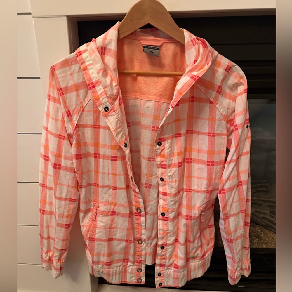 Titanium Columbia women’s light Plaid Jacket in Pink and Orange & white medium